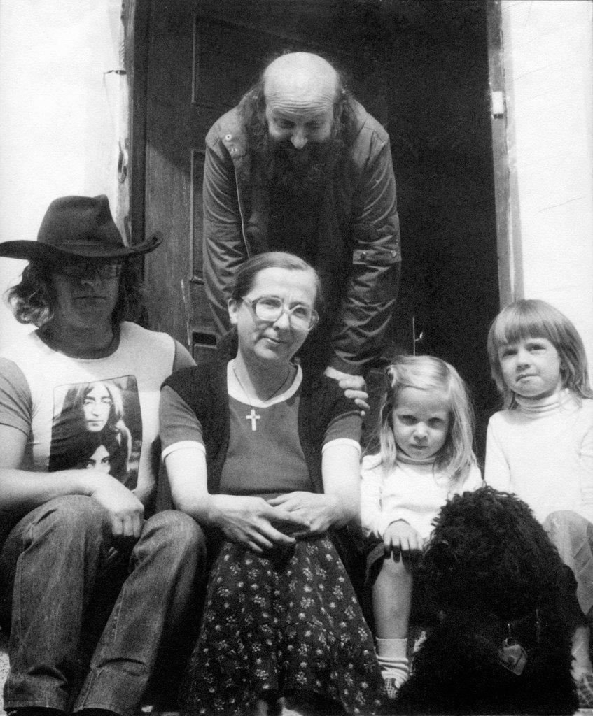 Zleva: Ivan Martin Jirous, Juliana, dcery Marta a Františka. Nahoře básník Andrej Stankovič. 